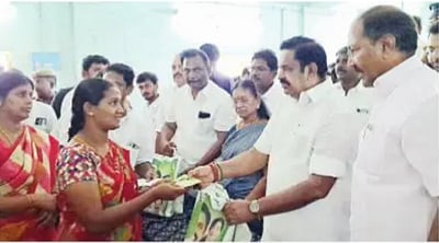 குமாரபாளையத்தில் வெள்ளம் பாதித்த மக்களுக்கு நிவாரண உதவிகள்: எடப்பாடி கே.பழனிசாமி வழங்கினாா்